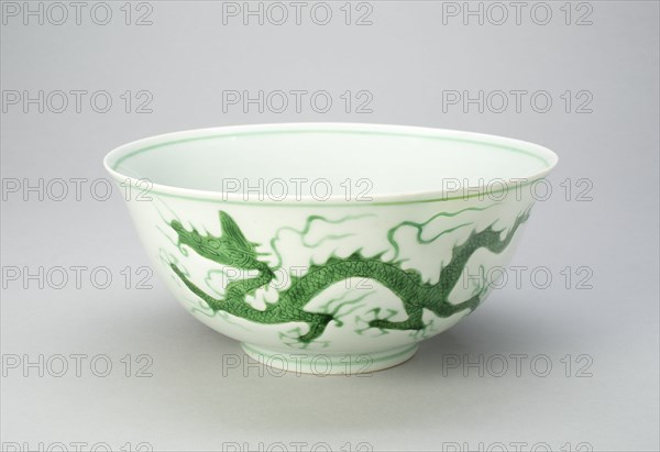 Bowl with Dragons Chasing a Flaming Pearl, Ming dynasty (1368-1644), Zhengde reign mark and period (1506-1521).