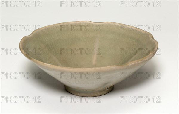 Lobed Bowl with Phoenix, Tang dynasty (618-907) or Five Dynasties period (907-960), late 9th/early 10th century.