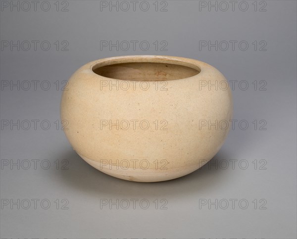 Globular Bowl, Sui (581-618) or Tang dynasty (618-907), early 7th century.