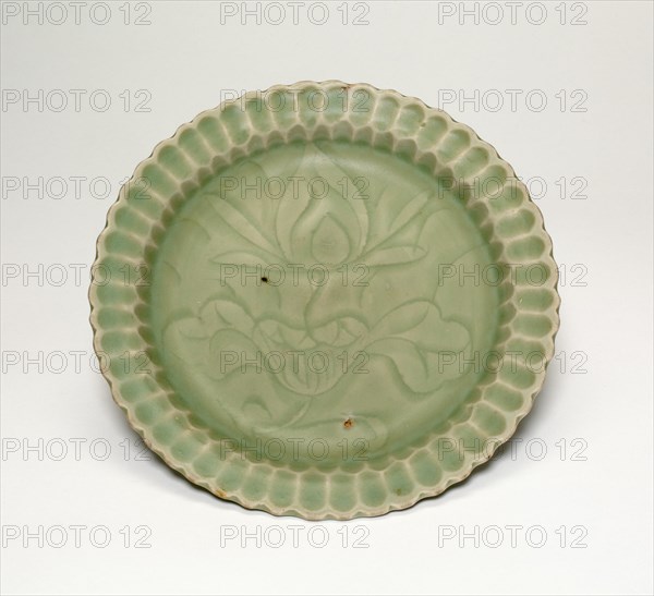 Foliate Dish with Lotus Flower, late Southern Song (1127-1279)/early Yuan dynasty (1279-1368), late 13th century.
