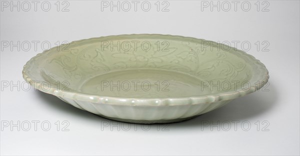 Dish with Floral Scrolls and Foliate Rim, Yuan dynasty (1271-1368) or Ming dynasty (1368-1644).