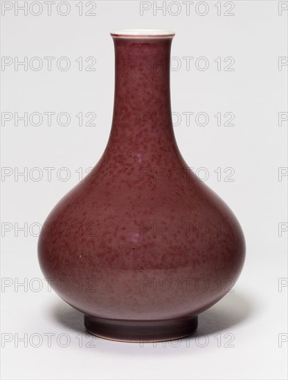 Bottle-Shaped Vase with Globular Body, Qing dynasty (1644-1911), c. 19th century.