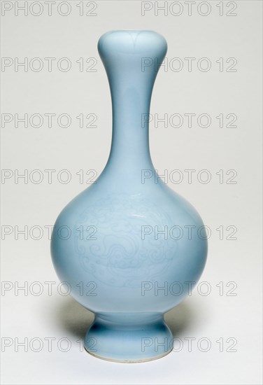 Bulbous-Shaped Vase and Dragon Design, Qing dynasty (1644-1911), Qianlong reign mark and period (1736-1795).