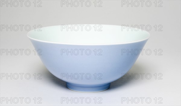 Bowl, Qing dynasty (1644-1911), Yongzheng reign mark and period (1723-1735).
