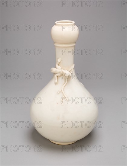 Bottle-Shaped Vase with Lizard, Ming dynasty (1368-1644) or Qing dynasty (1644-1911), c. late 17th/18th century.