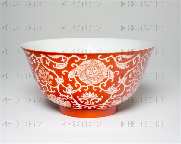 Bowl with Floral Scrolls, Qing dynasty (1644-1911), Daoguang period (1821-1850).