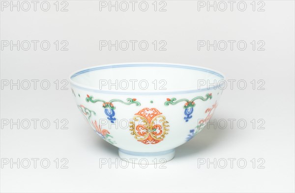 Bowl with Stylized Medallions, Qing dynasty (1644-1911), Yongzheng reign mark (1723-1735).