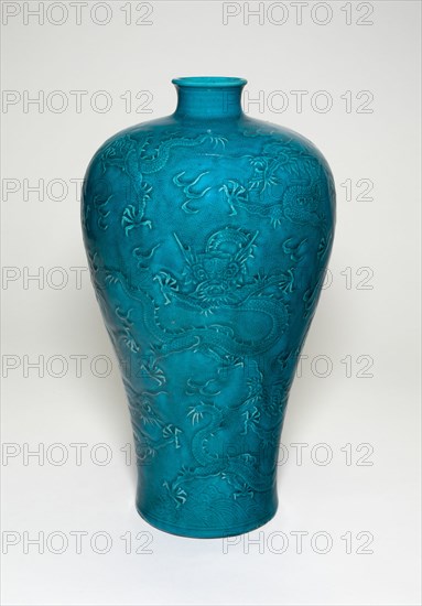 Bottle Vase (Meiping) with Dragons Rising from Waves, Qing dynasty (1644-1911), Yongzheng period (1723-1735).