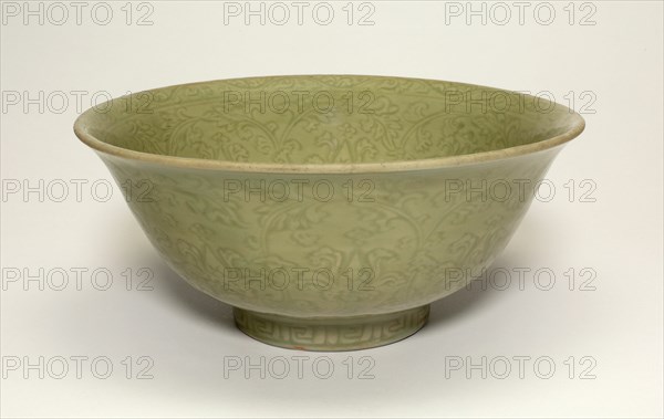 Bowl with Floral and Leaf Sprays, Ming dynasty (1368-1644).