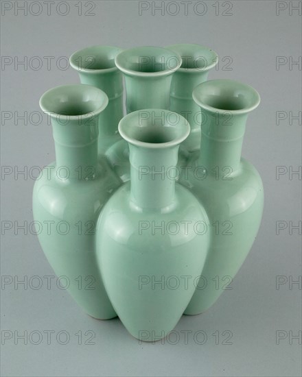 Compound Vase with Six Trumpet-Shaped Necks, Qing dynasty, Qianlong reign (1736-1795).