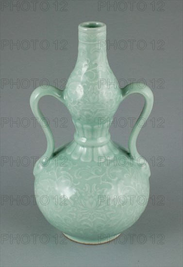Double-Gourd Vase with Incurved Loop Handles, Qing dynasty (1644-1911), Yongzheng period (1723-1735).
