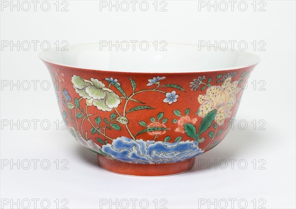 Bowl with Flowers on a Coral-Red Ground, Qing dynasty (1644-1911), Yongzheng reign mark (1723-1735).