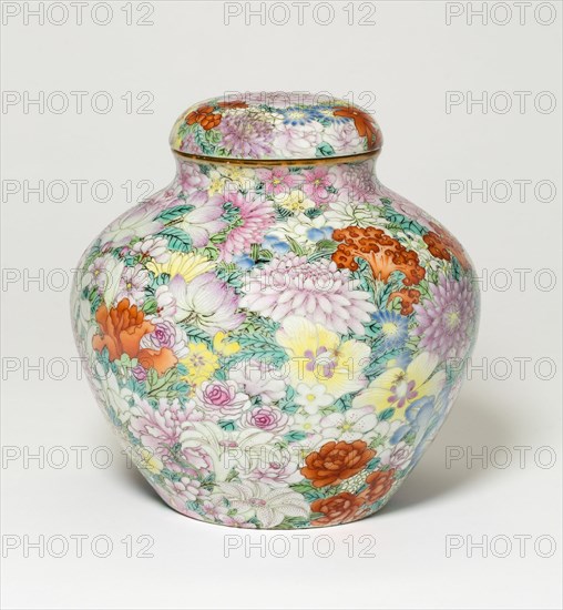Covered Jar with Thousand Flowers (Millefleurs) Design, Qing dynasty (1644-1911), probably Jiaqing period (1796-1820).