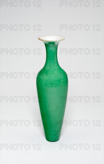Amphora-Shaped Vase (Liuyeping), Qing dynasty (1644-1911), Kangxi reign mark and period (1662-1722).