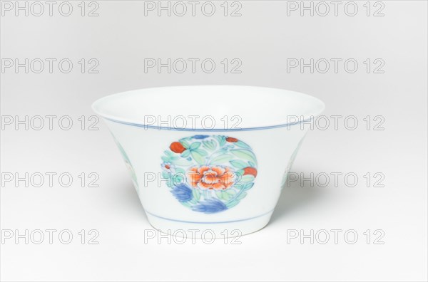 Bowl with Medallions of Flowers, Qing dynasty (1644-1911), Kangxi (1662-1722) or Yongzheng period (1723-1735), late 17th / early 18th century.