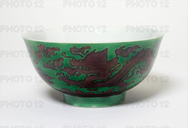 Bowl with Dragons, Qing dynasty (1644-1911), Kangxi reign mark and period (1662-1722).