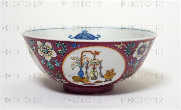 Bowl with Medallions of Archaistic and Auspicious Motifs, Qing dynasty (1644-1911), Daoquang reign mark and period (1821-1850).