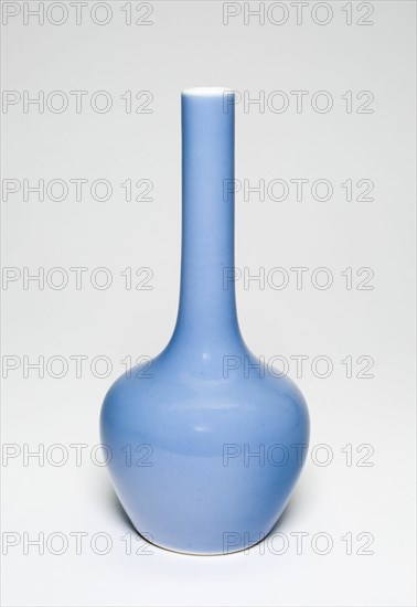 Bottle-Shaped Vase, Qing dynasty (1644-1911), Yongzheng reign mark and period (1723-1735).