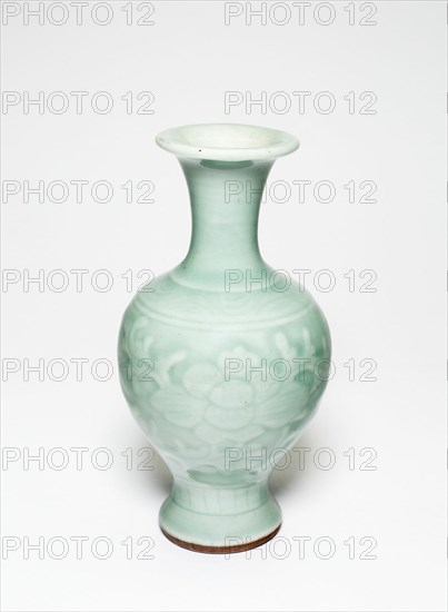 Baluster-Shaped Vase with Peony Flowers, Qing dynasty (1644-1911), 18th/19th century.
