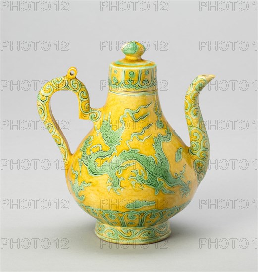 Ewer with Paired Dragon amid Cloud Scrolls, Ming dynasty (1368-1644), Zhengde reign mark and period (1506-1521).