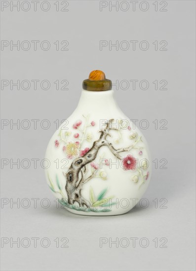 Snuff Bottle with Prunus, Bamboo, and Pine, Qing dynasty (1644-1911), Daoguang reign mark and period (1820-1850).