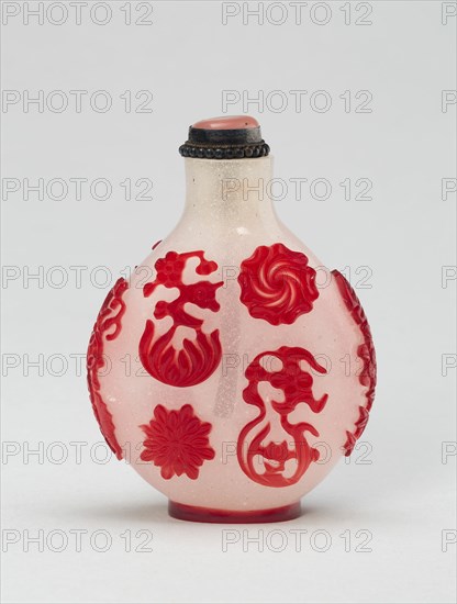 Snuff Bottle with Various Free-Floating Flower Heads and Fruits, Qing dynasty (1644-1911), 1750-1830.
