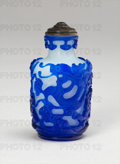 Snuff Bottle with Two Five-Clawed Dragons above Waves, Qing dynasty (1644-1911), 1790-1850.