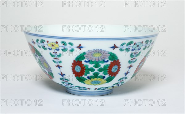 Bowl with Floral Medallions and Stems, Qing dynasty (1644-1911), Yongzheng reign mark and period (1723-1735).