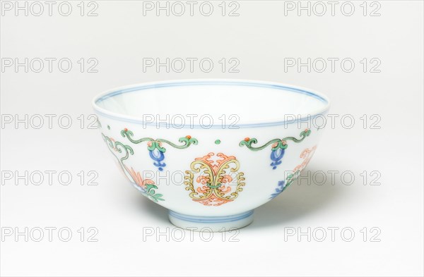 Doucai 'Floral' Bowl, Qing dynasty (1644-1911), Yongzheng regin mark (1723-1735).