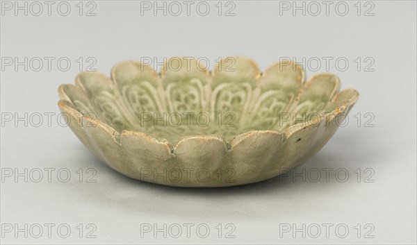 Scalloped Dish with Stylized Floral Sprays and Sickle-Leaf Scrolls, Northern Song (960-1127) or Jin dynasty (1115-1234), 12th/13th century.