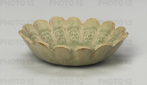 Scalloped Dish with Stylized Floral Sprays and Sickle-Leaf Scrolls, Northern Song (960-1127) or Jin dynasty (1115-1234), 12th/13th century.