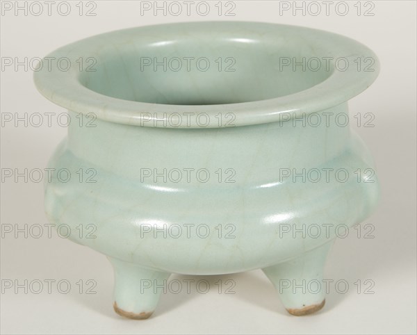 Cylindrical Tripod Censer (Incense Burner) with Cloud-Scroll Feet, Southern Song dynasty (1127-1279).