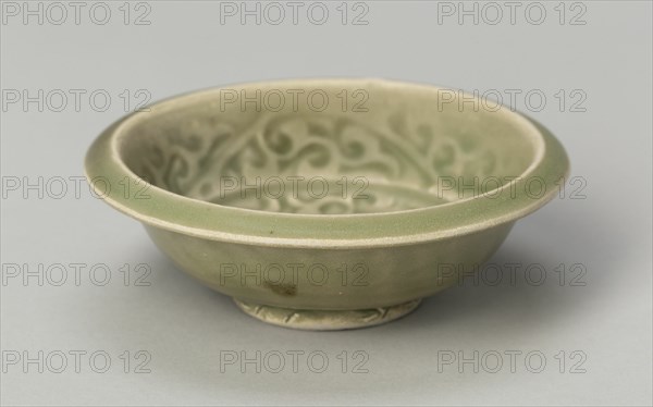 Basin with Stylized Flowers and Sickle-leaf Scrolls, Southern Song (1127-1279) or Yuan dynasty (1271-1368), c. 13th/14th century.