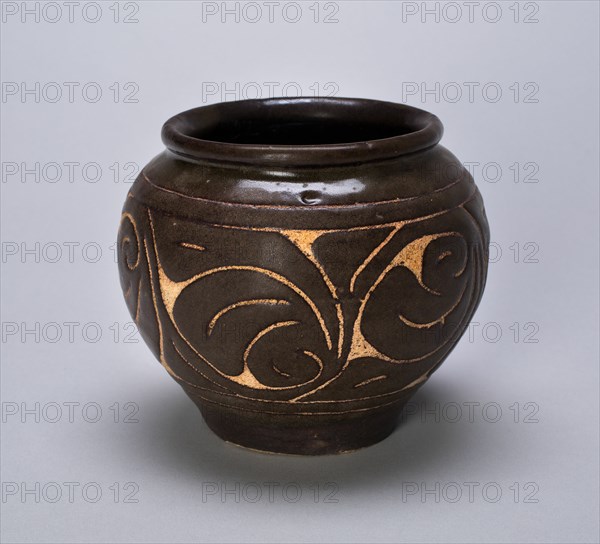 Small Globular Jar with Rolled Lip and Stylized Leaves, Jin dynasty (1115-1234).