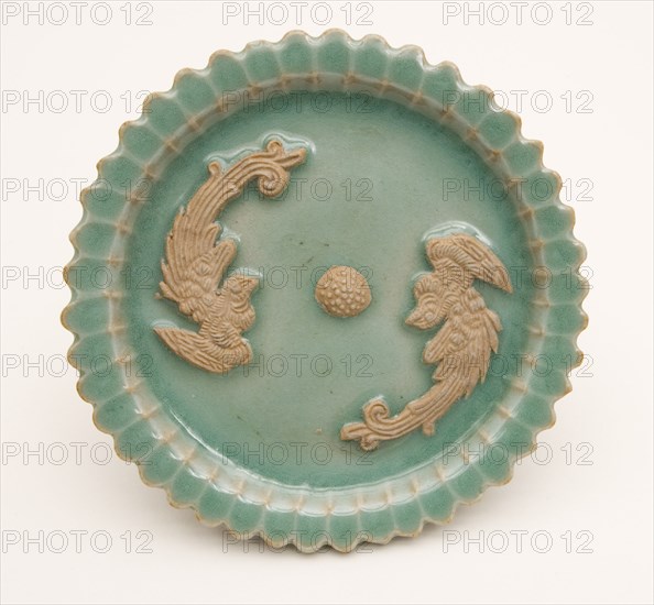 Scalloped-Rim Dish with Confronted Phoenixes and Floral Stamen, Yuan dynasty (1271-1368).