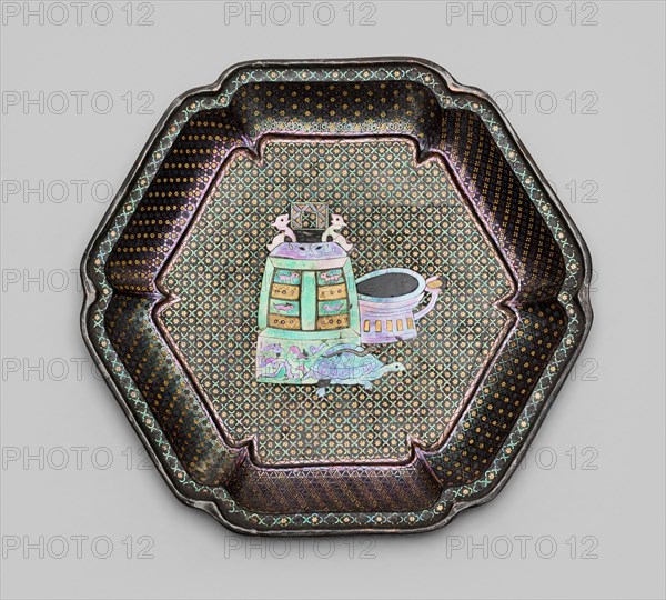 Dish with Images of Ancient Bronzes, Qing dynasty (1644-1911).