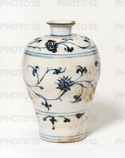 Vase with Stylized Flowers and Vines, Ming dynasty (1368-1644).