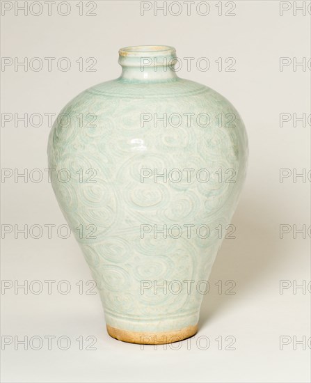 Bottle Vase (Meiping) with Stylized Spirals, Song dynasty (960-1279), 12th/13th century.