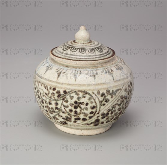 Sawankhalok Ware Covered Box with Lotus Bud Knob, 14th/15th century.