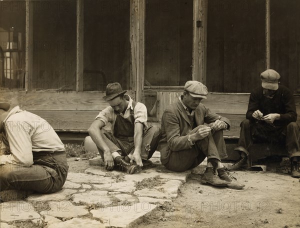 Texas tenant farmers who have been displaced from their land by tractor farming, 1937. Creator: Dorothea Lange.