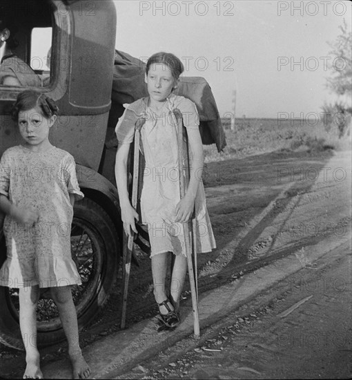 Children of Oklahoma drought refugees on highway near Bakersfield, California, 1935. Creator: Dorothea Lange.