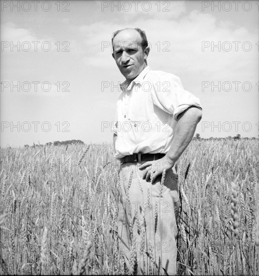 Member of the Hightstown farm group says: "Who says Jews can't farm?" Hightstown, New Jersey, 1936. Creator: Dorothea Lange.