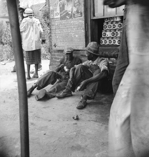 Georgia peach pickers eating, Muscella, Georgia, 1936. Creator: Dorothea Lange.