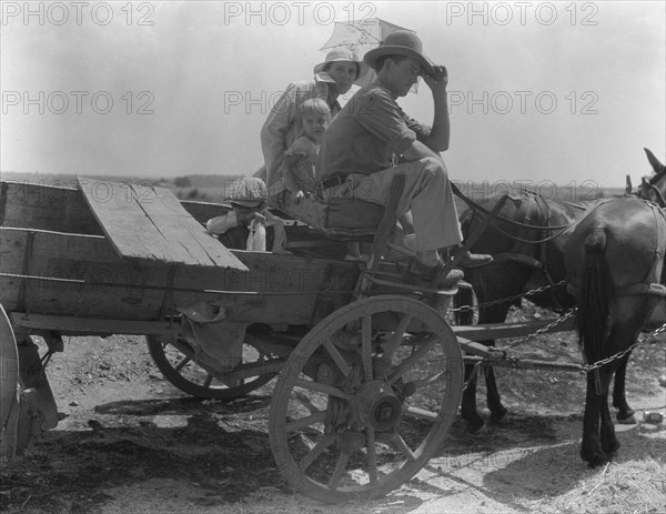 Oklahoma roadside encounter day laborers, 1936. Creator: Dorothea Lange.