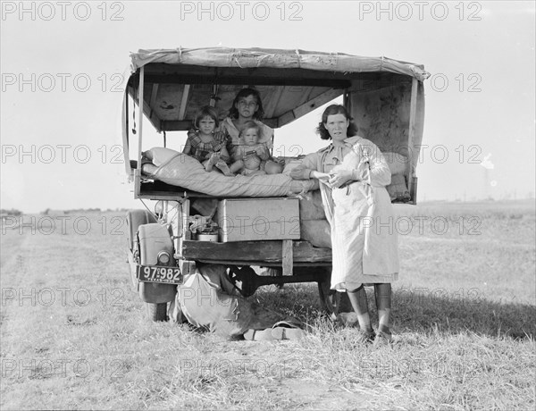 Family between Dallas and Austin, Texas, 1936. Creator: Dorothea Lange.