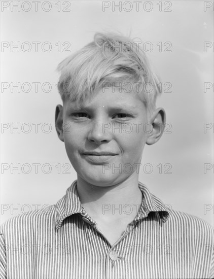 Son of migratory worker from Kansas in squatters' camp near Farmersville, California, 1936. Creator: Dorothea Lange.