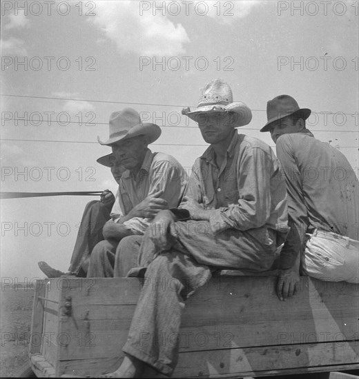 Arkansas sharecroppers going home, near Blytheville..., 1936. Creator: Dorothea Lange.
