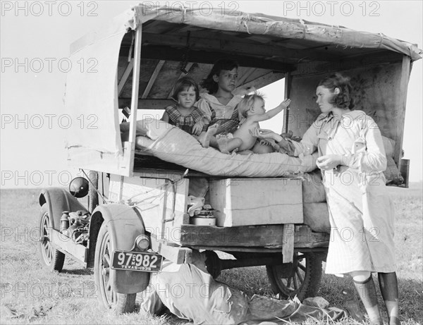 Family between Dallas and Austin, Texas, 1936. Creator: Dorothea Lange.