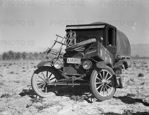Texan refugees' car, Coachella Valley, California, 1937. Creator: Dorothea Lange.