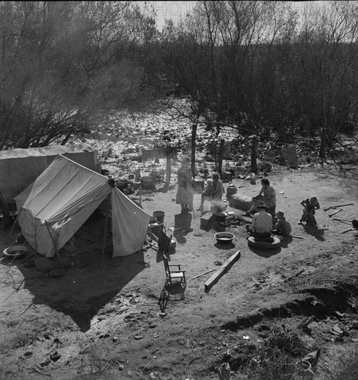 Drought refugees from Chickasaw, Oklahoma, 1937. Creator: Dorothea Lange.